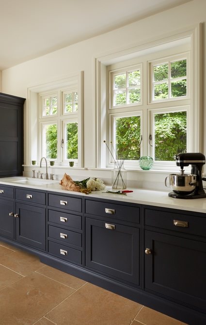 Open plan kitchen with dark kitchen cupboards