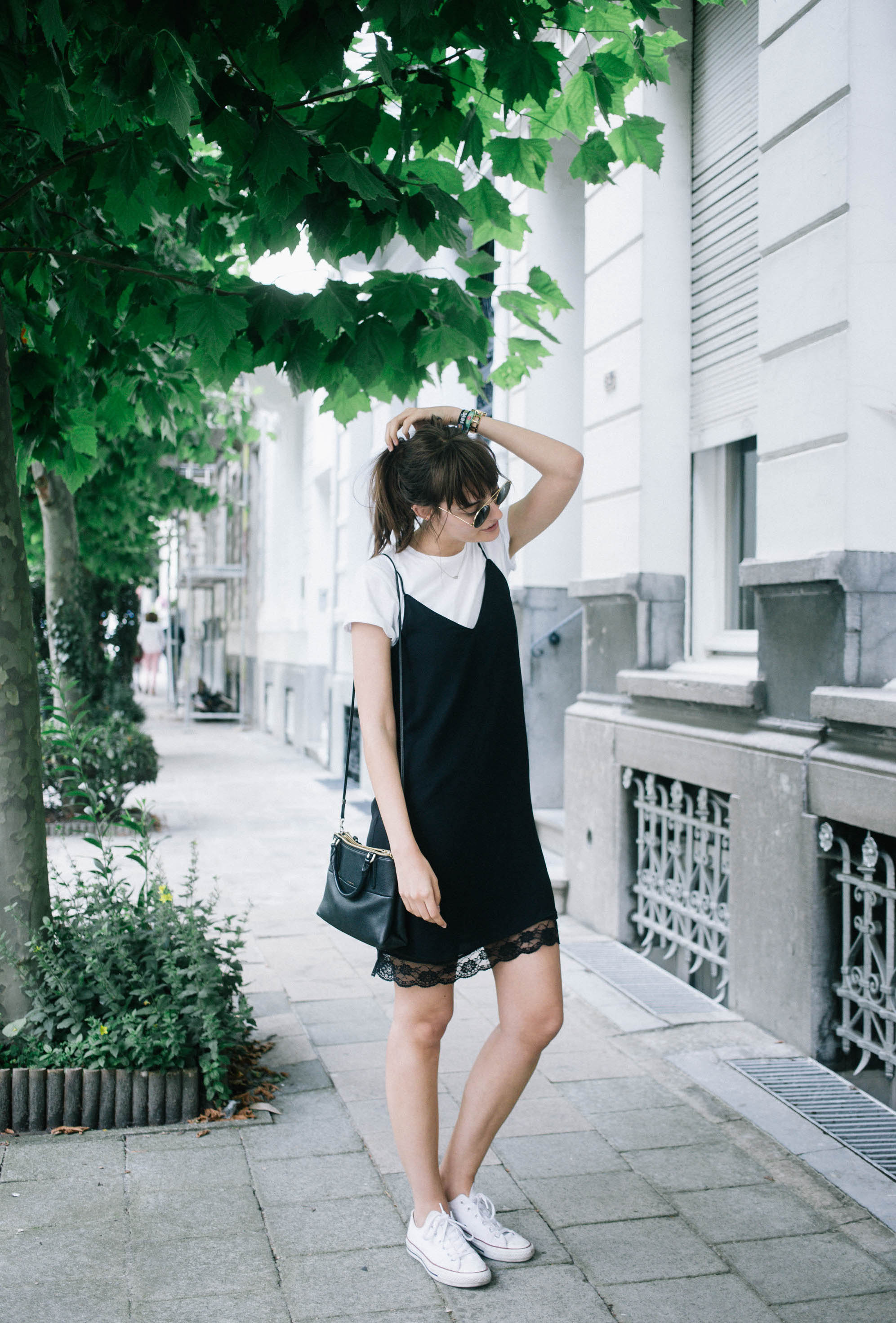 Черное платье с кедами белыми