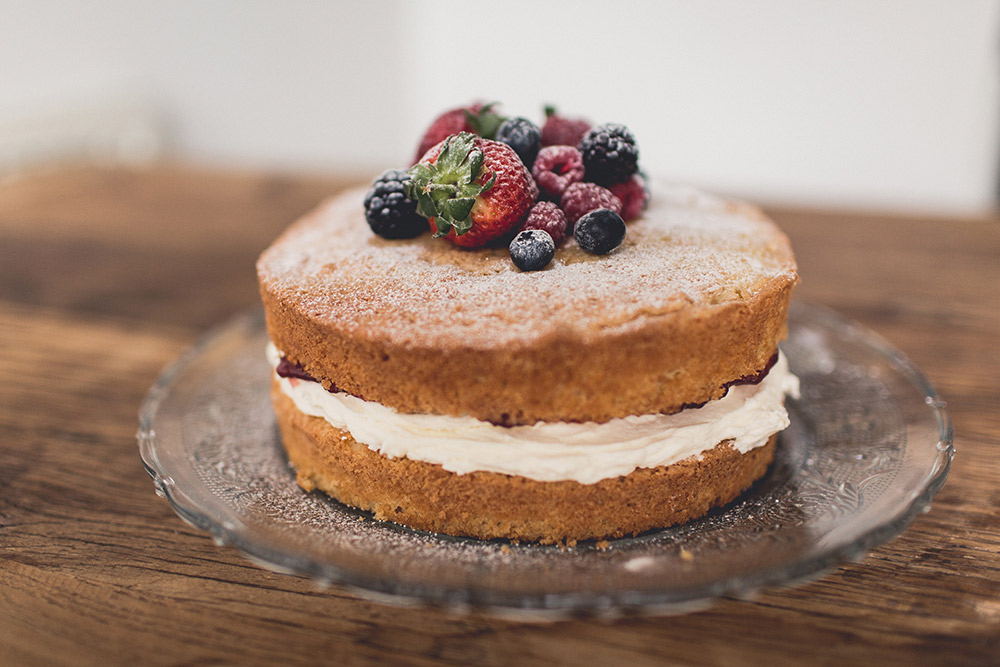 how to make a victoria sponge cake with buttercream
